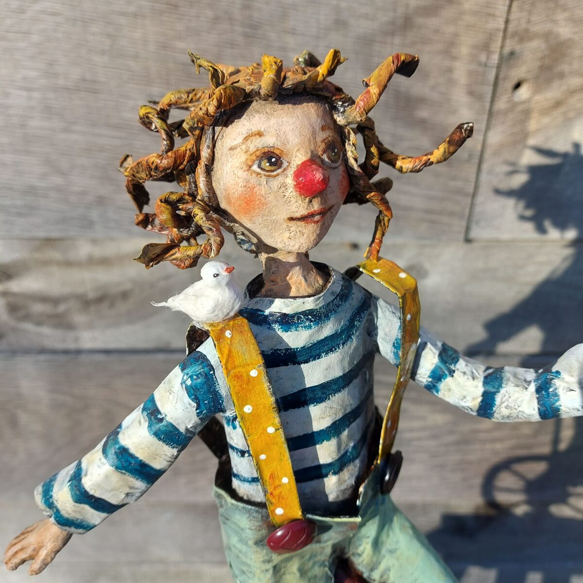 Un clown en équilibre sur sa roue…